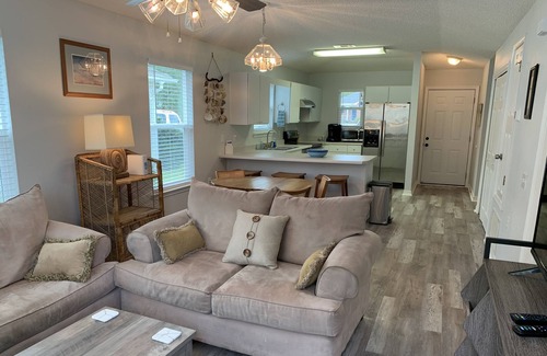 Gulf Breeze Casa | Lovely 2 bedroom on lake between 2 beaches!