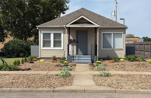Salina Casa | Lovely 2-bedroom townhome in Salina with AC close to downtown and hospital.