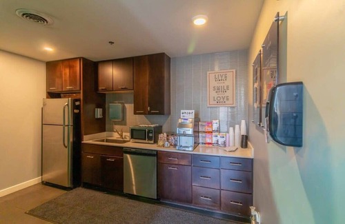 Grandview Heights Apartamento | Lovely 2-Bedroom with a Pool