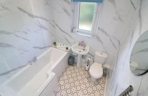 Chapelhall Apartamento | Lovely 2 BR flat, sleeps 4