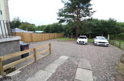 Chapelhall Apartamento | Lovely 2 BR flat, sleeps 4