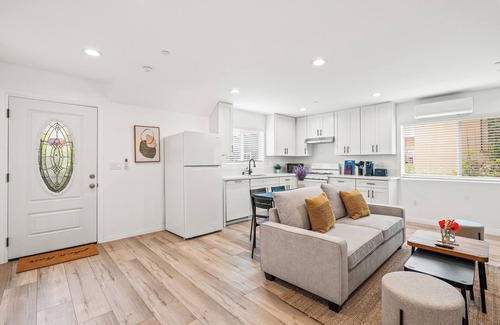 Alhambra Casa | Lovely 2 floor, 3-bedroom house in Alhambra with AC