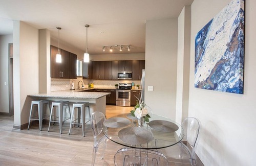 Loring Heights Apartamento | Lovely 2BDRM unit, Midtown w/ FREE Parking
