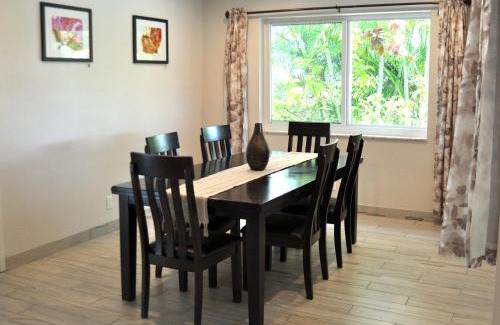 Coral Ridge Isles Casa | Lovely 3-bd, walk to bars, 9 min drive from beach! Heated pool.