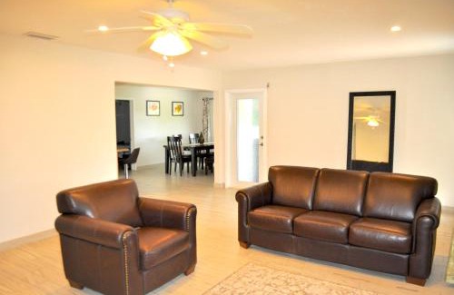 Coral Ridge Isles Casa | Lovely 3-bd, walk to bars, 9 min drive from beach! Heated pool.