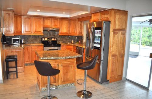Coral Ridge Isles Casa | Lovely 3-bd, walk to bars, 9 min drive from beach! Heated pool.