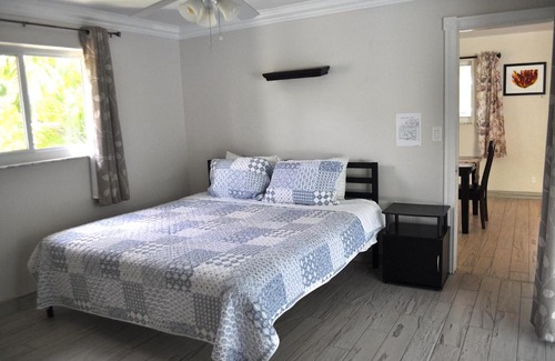 Coral Ridge Isles Casa | Lovely 3-bd, walk to bars, 9 min drive from beach! Heated pool.