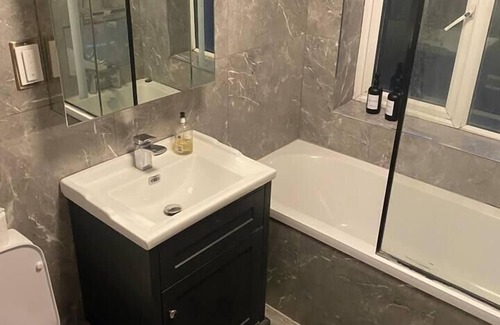 Potters Bar Casa | Lovely 3-Bed House in Potters Bar jacuzzi & 75inch