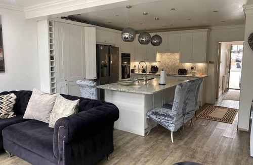 Potters Bar Casa | Lovely 3-bed House in Potters Bar Jacuzzi & 75inch