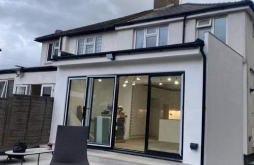 Potters Bar Casa | Lovely 3-bed House in Potters Bar Jacuzzi & 75inch