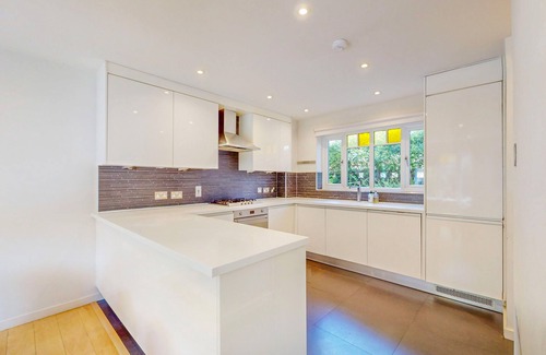 West Hill Casa | Lovely 3 Bed W/Patio 5 Min Walk to Bus Stops