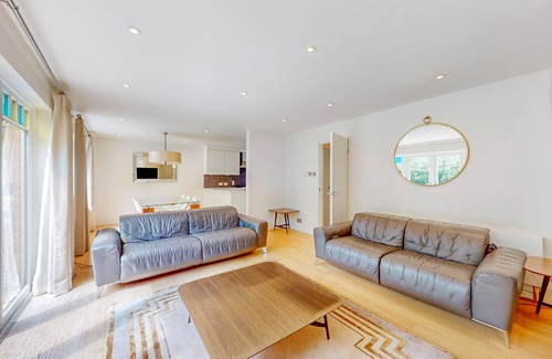 West Hill Casa | Lovely 3 Bed W/Patio 5 Min Walk to Bus Stops