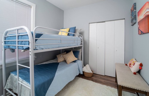 Blue Island Apartamento | Lovely 3 Bedroom Apartment… Waiting for You to Make it Home!