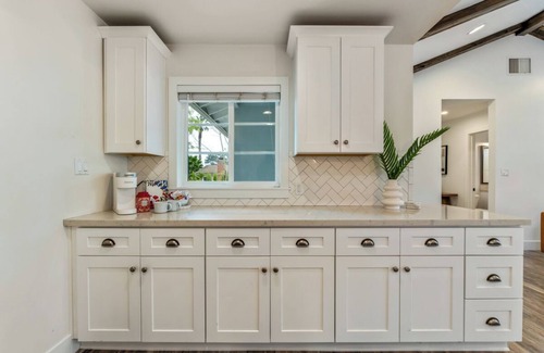 Goleta Casa | Lovely 3-bedroom Coastal Haven Firepit Hot Tub Beach 5 mins