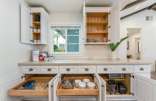 Goleta Casa | Lovely 3-bedroom Coastal Haven Firepit Hot Tub Beach 5 mins
