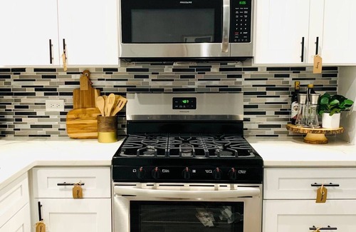 Chicago Apartamento | Lovely 3-bedroom Condo With Free Parking King Bed