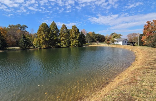 New Haven Casa | Lovely 3-bedroom home near the Bourbon Trail, with a lake in a country setting