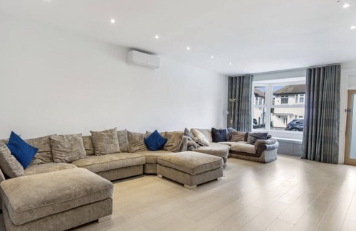 Southgate Casa | Lovely 3 bedroom newly refurbished property with a garden and parking