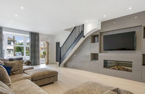 Southgate Casa | Lovely 3 bedroom newly refurbished property with a garden and parking
