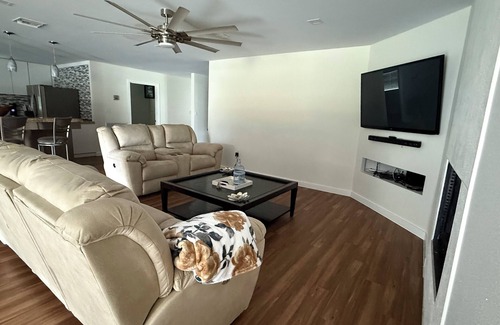 Eustis Casa | Lovely 3-Master bedroom house in Eustis with plenty of parking and a pizza oven.