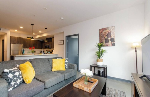 Little Tokyo Apartamento | Lovely 3BR Apt w/ Balcony & Rooftop Pool + Views