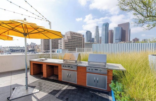 Little Tokyo Apartamento | Lovely 3BR Apt w/ Balcony & Rooftop Pool + Views