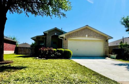 Manor Casa | Lovely 3BR with King Bed,15 Min from Downtown Austin