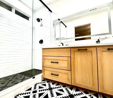 Manor Casa | Lovely 3BR with King Bed,15 Min from Downtown Austin