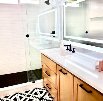 Manor Casa | Lovely 3BR with King Bed,15 Min from Downtown Austin