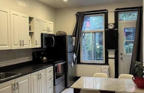 Mile End Apartamento | Lovely 4 1/2 in Vibrant Mile End
