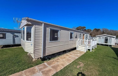 Kessingland Casa | Lovely 4 berth caravan with decking to the side at Kessingland Beach ref 90039BC