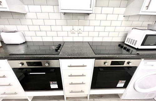 London Borough of Ealing Casa | Lovely 5 Bed House + Parking+ Wifi +Close Heathrow