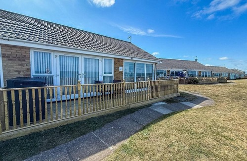 Corton Casa | Lovely 5 berth bungalow at Waterside Village Park in Corton ref 14006W