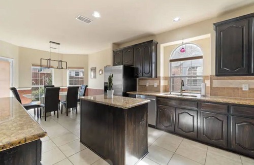 Grand Prairie Casa | Lovely 5 BR|GAMEROOM| Cowboys🌟Stadium, Six Flags🎢