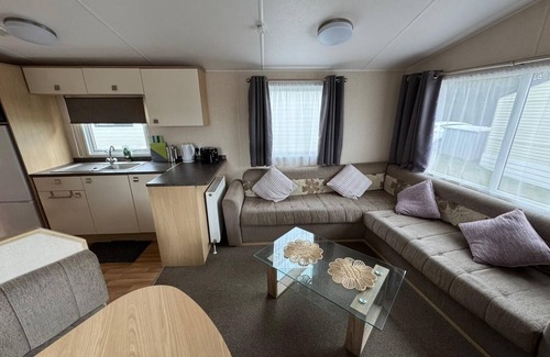 Pakefield Casa | Lovely 6 berth caravan with WiFi at Pakefield, Suffolk 68119BS