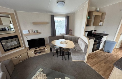 Pakefield Casa | Lovely 6 berth caravan with WiFi at Pakefield, Suffolk 68119BS
