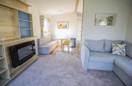 Pakefield Otro | Lovely 6 Berth Caravan Close To The Beach In Suffolk Ref 68030Bs