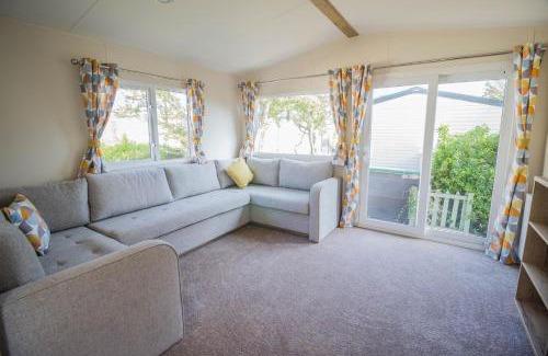 Pakefield Otro | Lovely 6 Berth Caravan Close To The Beach In Suffolk Ref 68030Bs