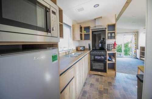 Pakefield Otro | Lovely 6 Berth Caravan Close To The Beach In Suffolk Ref 68030Bs
