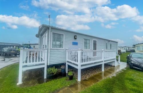 Pakefield Otro | Lovely 6 Berth Caravan With Decking Nearby Pakefield Beach Ref 68006Cl