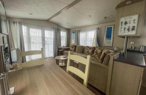 Pakefield Otro | Lovely 6 Berth Caravan With Decking Nearby Pakefield Beach Ref 68006Cl