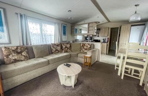Pakefield Otro | Lovely 6 Berth Caravan With Decking Nearby Pakefield Beach Ref 68006Cl