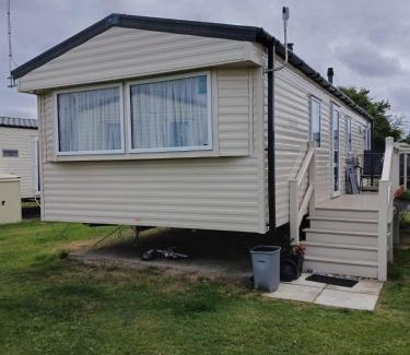 Pakefield Otro | Lovely 6 Berth Caravan With Side Decking On Pakefield Holiday Park Ref 68032B