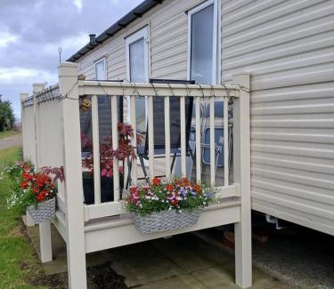 Pakefield Otro | Lovely 6 Berth Caravan With Side Decking On Pakefield Holiday Park Ref 68032B
