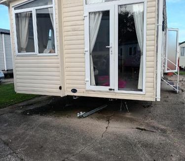 Winestead Otro | Lovely 6 Berth Caravan With Free Wifi At Sand Le Mere, Yorkshire Ref 71011C