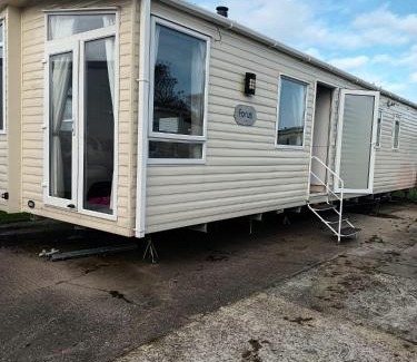 Winestead Otro | Lovely 6 Berth Caravan With Free Wifi At Sand Le Mere, Yorkshire Ref 71011C