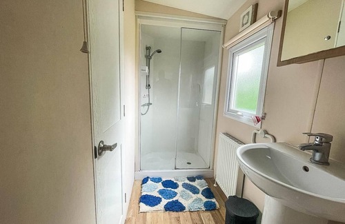 Clacton-on-Sea Casa | Lovely 6 berth caravan at Oaklands Holiday Park ref 39031CW