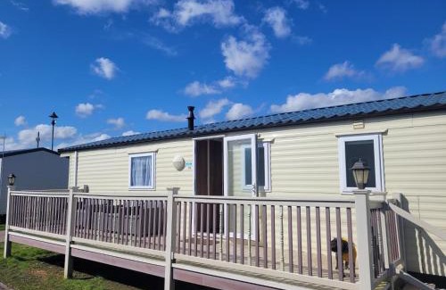 Louth Otro | Lovely 8 Berth Caravan With Decking At Sunnydale Park, Lincolnshire Ref 35091Br