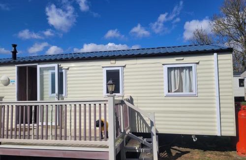 Louth Otro | Lovely 8 Berth Caravan With Decking At Sunnydale Park, Lincolnshire Ref 35091Br