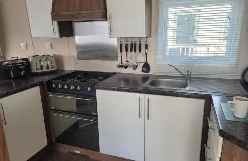 Louth Otro | Lovely 8 Berth Caravan With Decking At Sunnydale Park, Lincolnshire Ref 35091Br